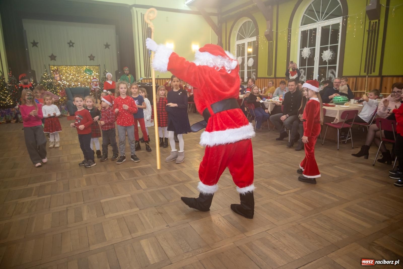 Zdjęcie w galerii na portalu naszraciborz.pl: Nie saniami, a powozem zajechał Mikołaj do Borucina wiadomości z regionu
