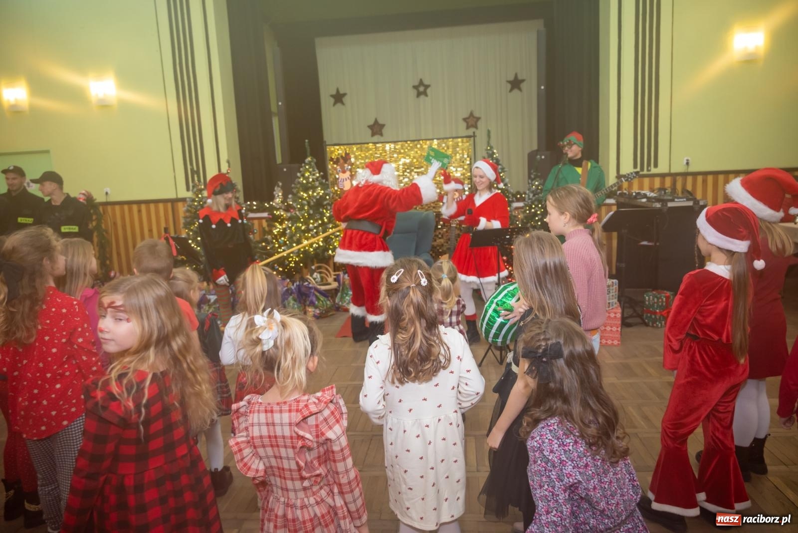 Zdjęcie w galerii na portalu naszraciborz.pl: Nie saniami, a powozem zajechał Mikołaj do Borucina wiadomości z regionu