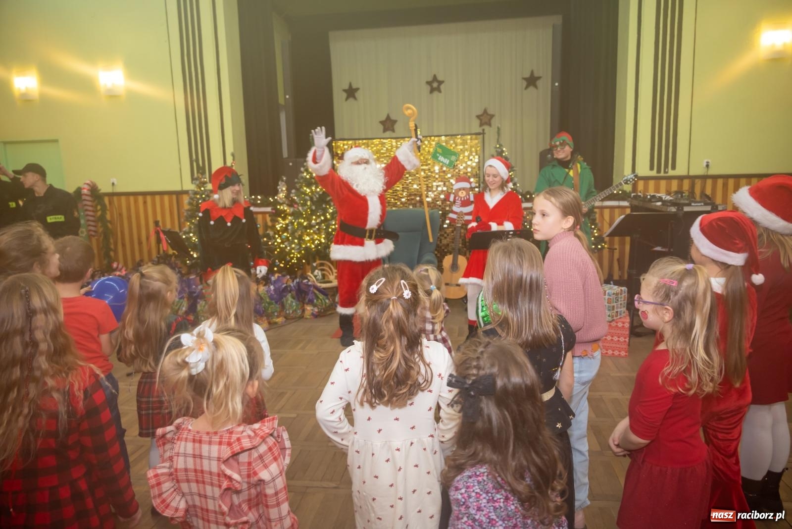 Zdjęcie w galerii na portalu naszraciborz.pl: Nie saniami, a powozem zajechał Mikołaj do Borucina wiadomości z regionu