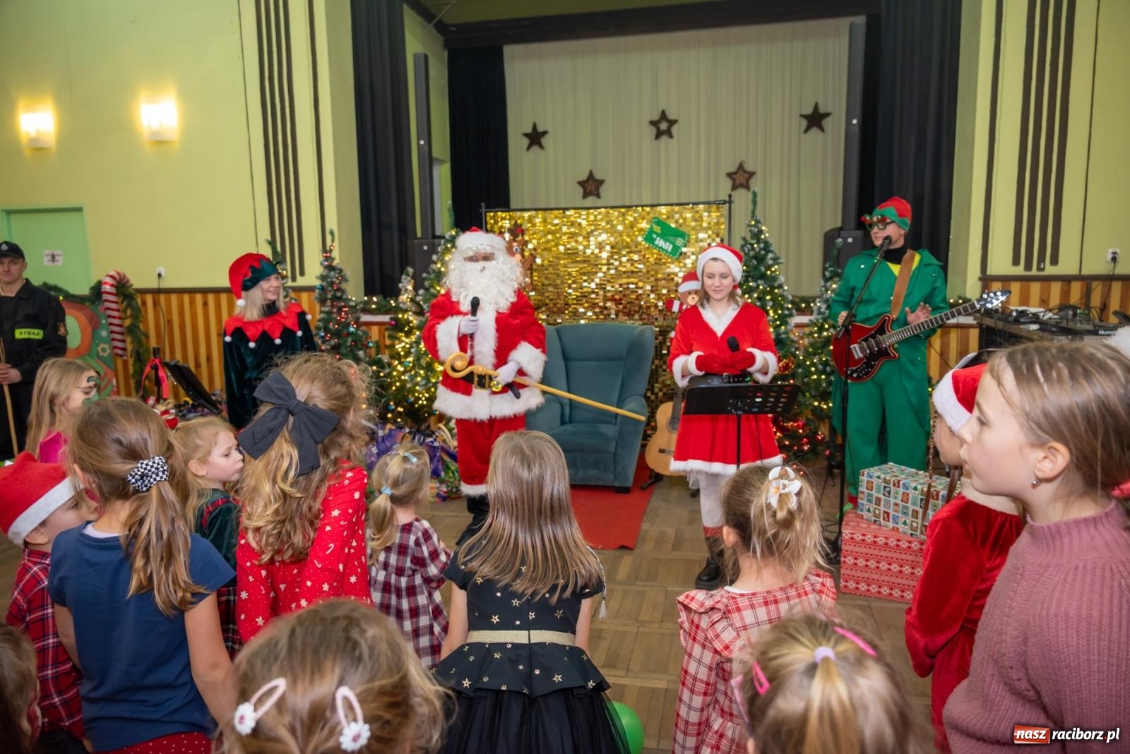 Zdjęcie w galerii na portalu naszraciborz.pl: Nie saniami, a powozem zajechał Mikołaj do Borucina wiadomości z regionu