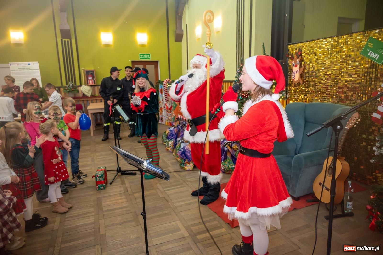 Zdjęcie w galerii na portalu naszraciborz.pl: Nie saniami, a powozem zajechał Mikołaj do Borucina wiadomości z regionu