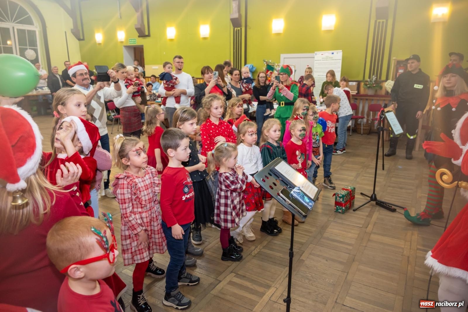 Zdjęcie w galerii na portalu naszraciborz.pl: Nie saniami, a powozem zajechał Mikołaj do Borucina wiadomości z regionu