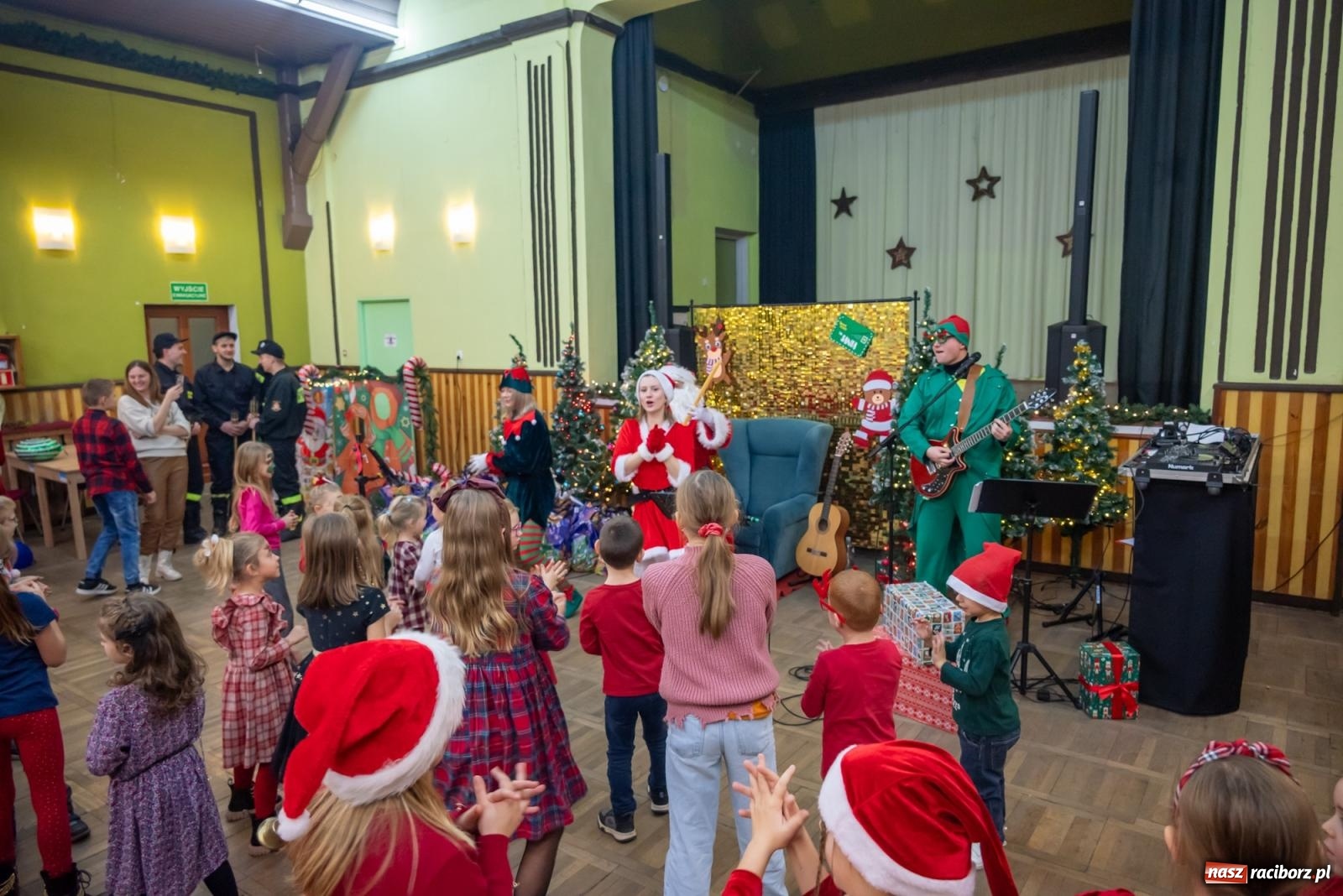 Zdjęcie w galerii na portalu naszraciborz.pl: Nie saniami, a powozem zajechał Mikołaj do Borucina wiadomości z regionu