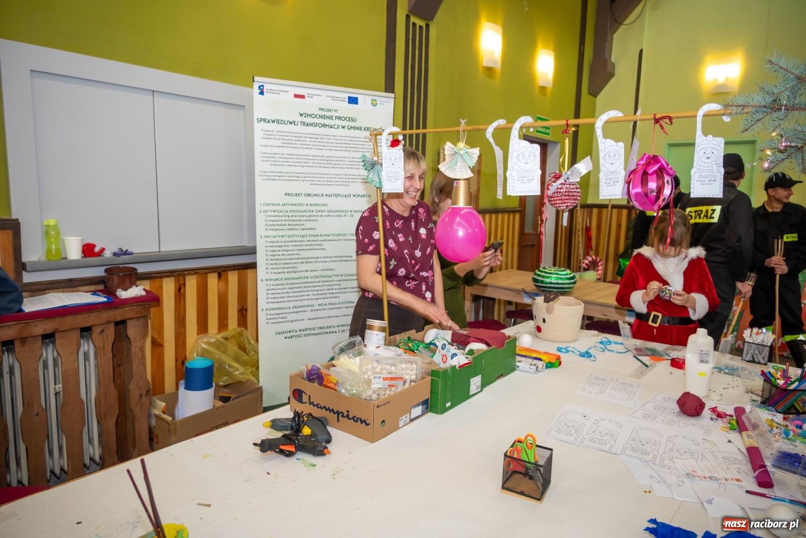 Zdjęcie w galerii na portalu naszraciborz.pl: Nie saniami, a powozem zajechał Mikołaj do Borucina wiadomości z regionu