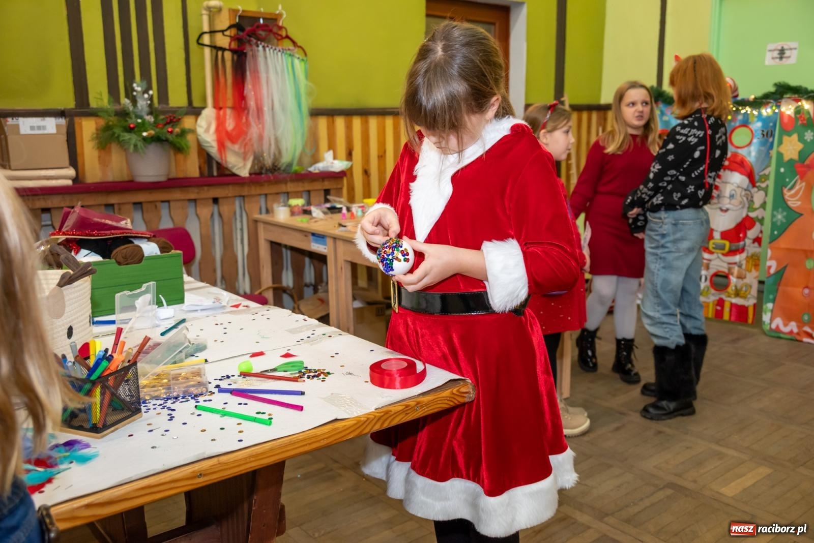 Zdjęcie w galerii na portalu naszraciborz.pl: Nie saniami, a powozem zajechał Mikołaj do Borucina wiadomości z regionu