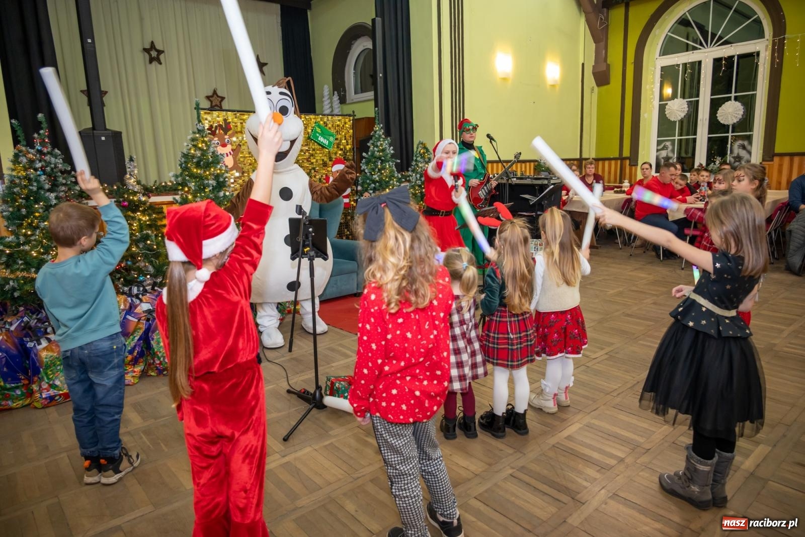 Zdjęcie w galerii na portalu naszraciborz.pl: Nie saniami, a powozem zajechał Mikołaj do Borucina wiadomości z regionu