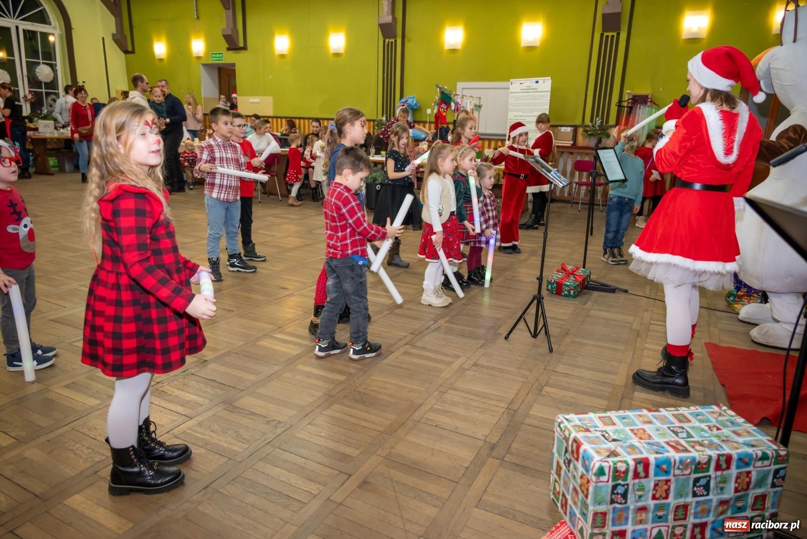 Zdjęcie w galerii na portalu naszraciborz.pl: Nie saniami, a powozem zajechał Mikołaj do Borucina wiadomości z regionu