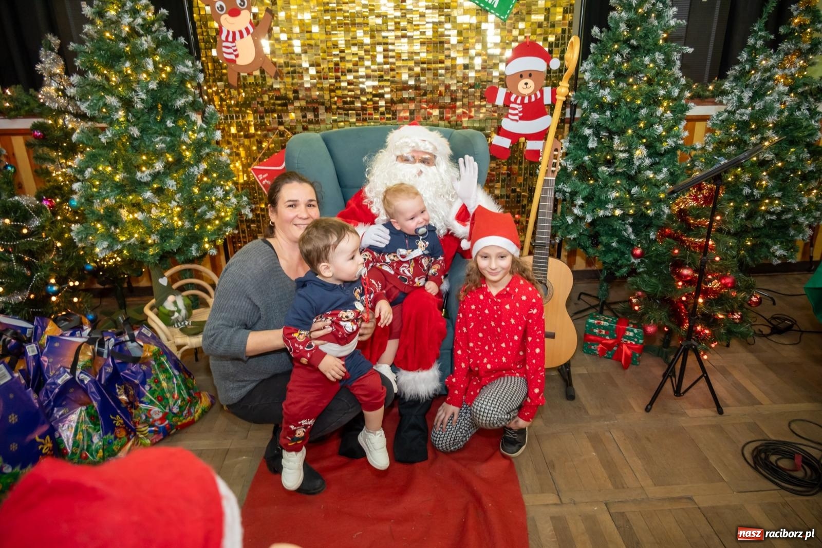 Zdjęcie w galerii na portalu naszraciborz.pl: Nie saniami, a powozem zajechał Mikołaj do Borucina wiadomości z regionu