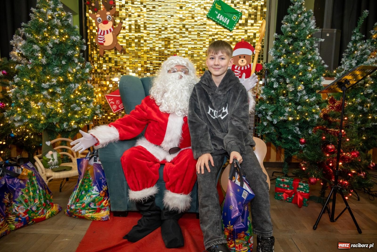 Zdjęcie w galerii na portalu naszraciborz.pl: Nie saniami, a powozem zajechał Mikołaj do Borucina wiadomości z regionu