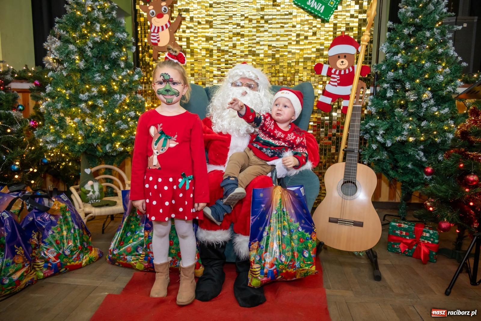 Zdjęcie w galerii na portalu naszraciborz.pl: Nie saniami, a powozem zajechał Mikołaj do Borucina wiadomości z regionu