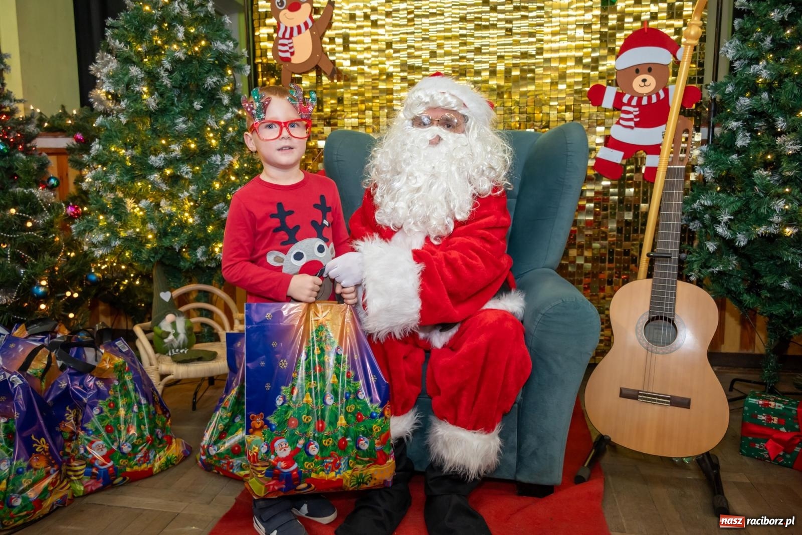 Zdjęcie w galerii na portalu naszraciborz.pl: Nie saniami, a powozem zajechał Mikołaj do Borucina wiadomości z regionu