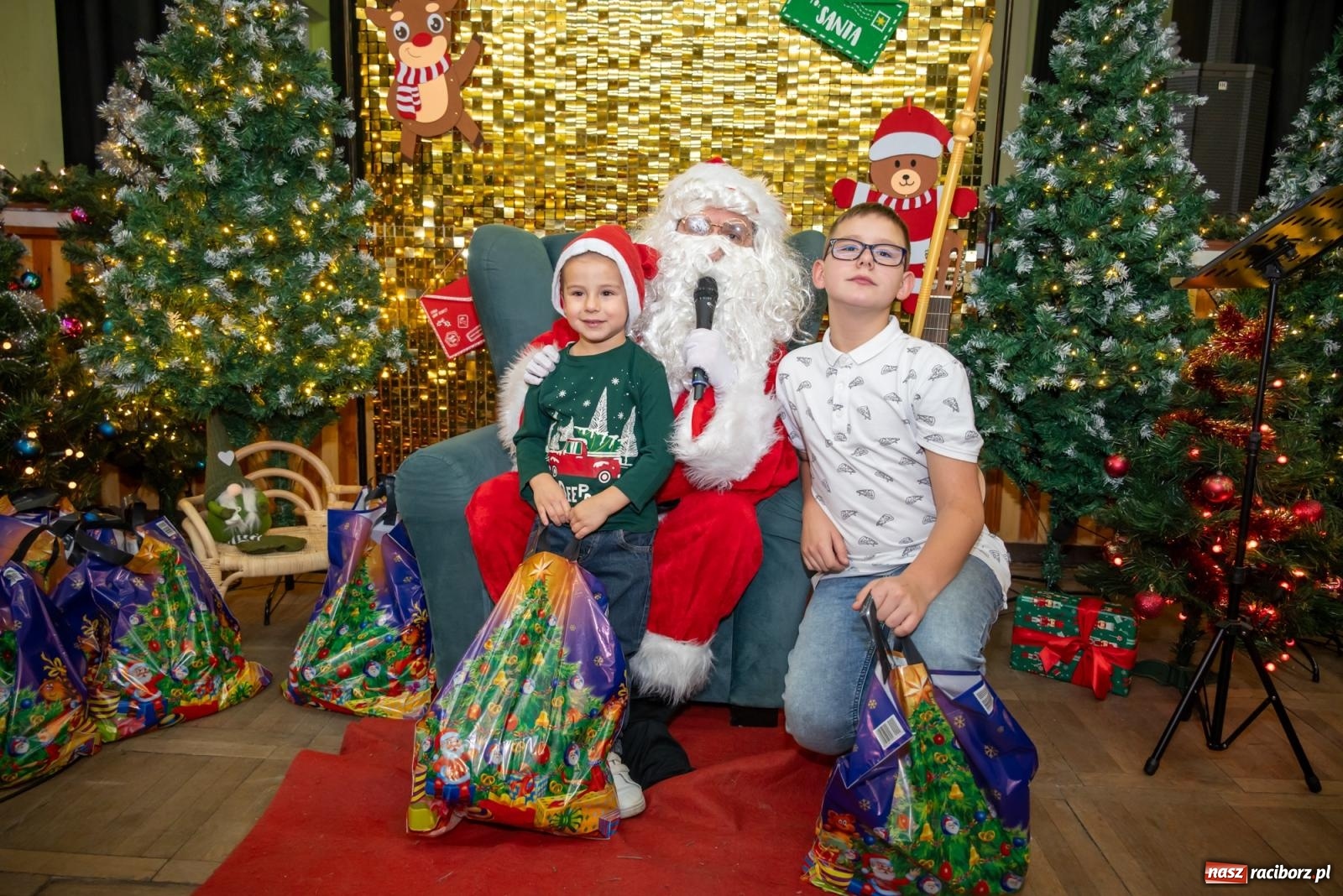 Zdjęcie w galerii na portalu naszraciborz.pl: Nie saniami, a powozem zajechał Mikołaj do Borucina wiadomości z regionu