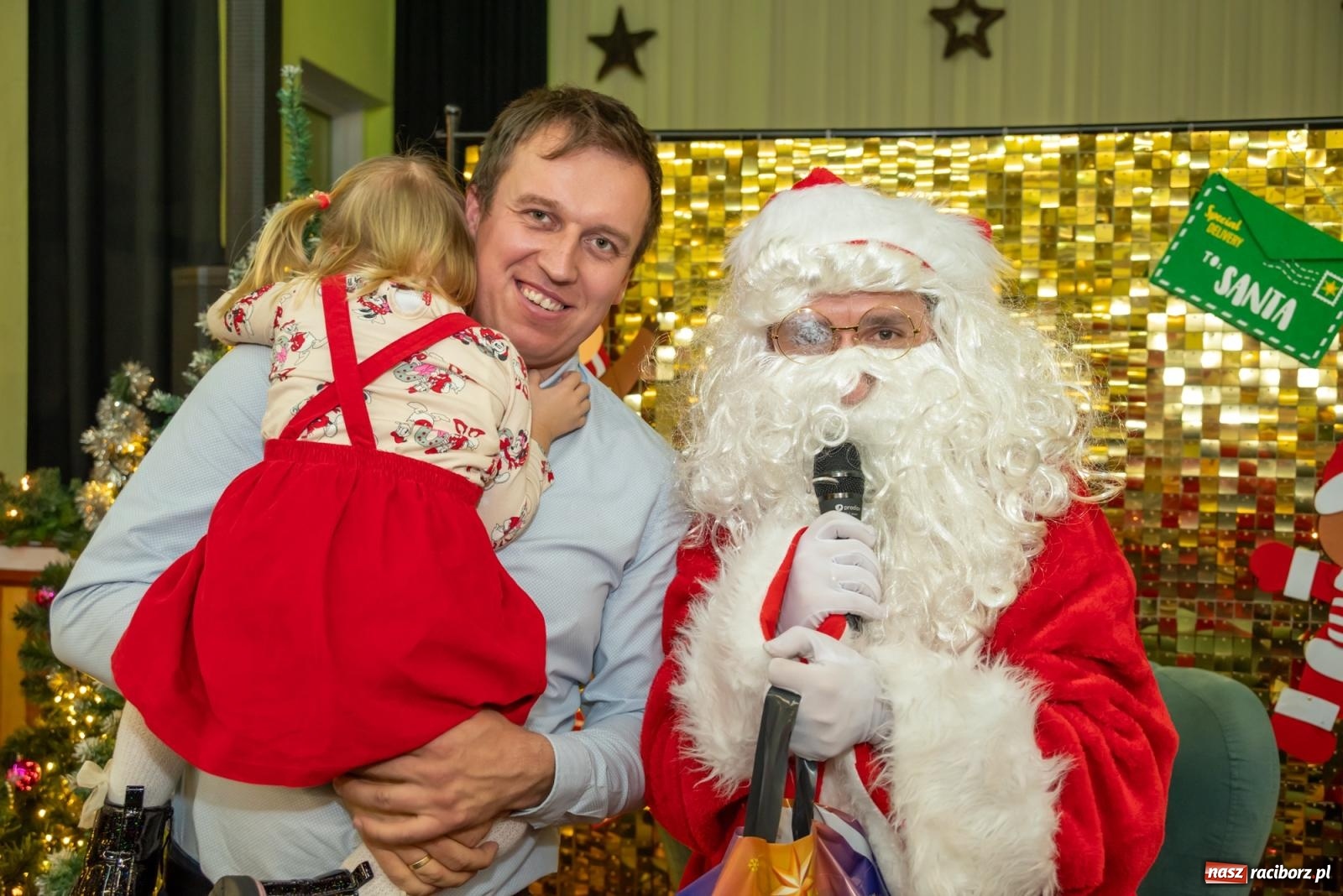 Zdjęcie w galerii na portalu naszraciborz.pl: Nie saniami, a powozem zajechał Mikołaj do Borucina wiadomości z regionu