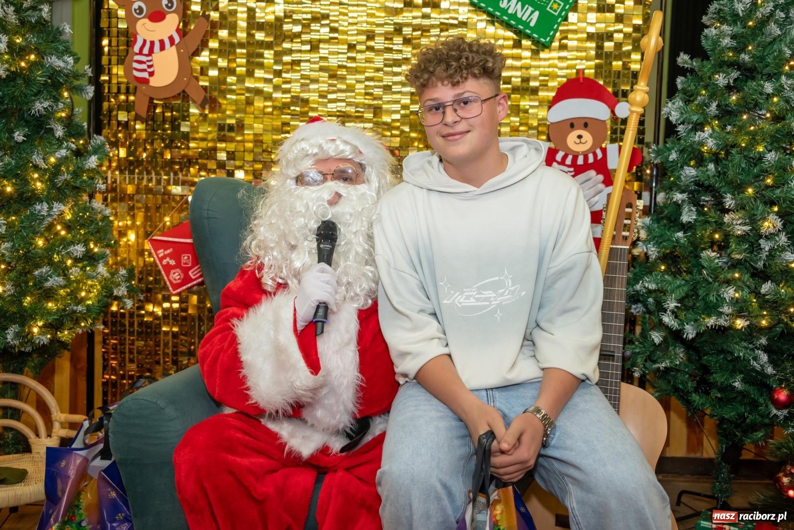 Zdjęcie w galerii na portalu naszraciborz.pl: Nie saniami, a powozem zajechał Mikołaj do Borucina wiadomości z regionu