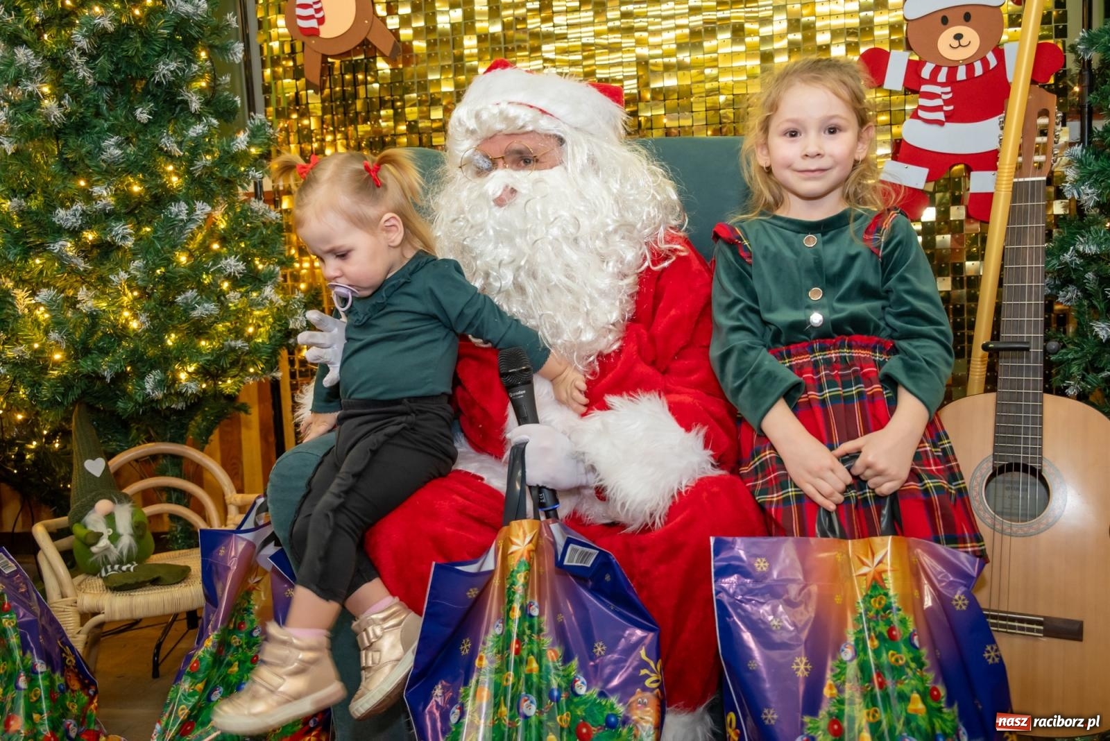 Zdjęcie w galerii na portalu naszraciborz.pl: Nie saniami, a powozem zajechał Mikołaj do Borucina wiadomości z regionu