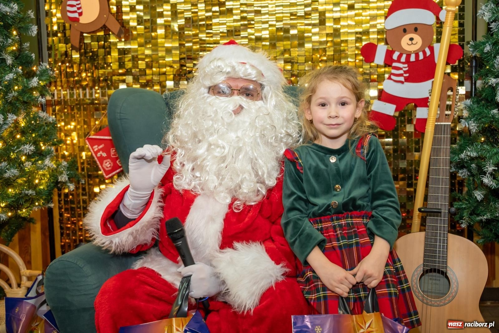 Zdjęcie w galerii na portalu naszraciborz.pl: Nie saniami, a powozem zajechał Mikołaj do Borucina wiadomości z regionu