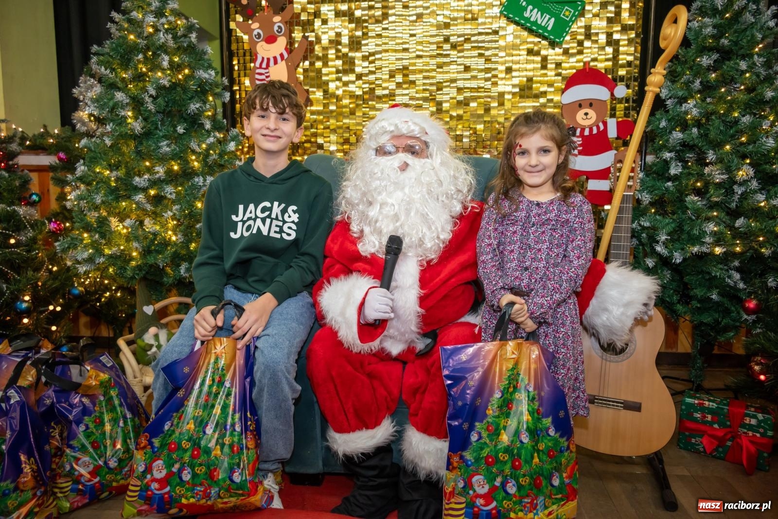 Zdjęcie w galerii na portalu naszraciborz.pl: Nie saniami, a powozem zajechał Mikołaj do Borucina wiadomości z regionu