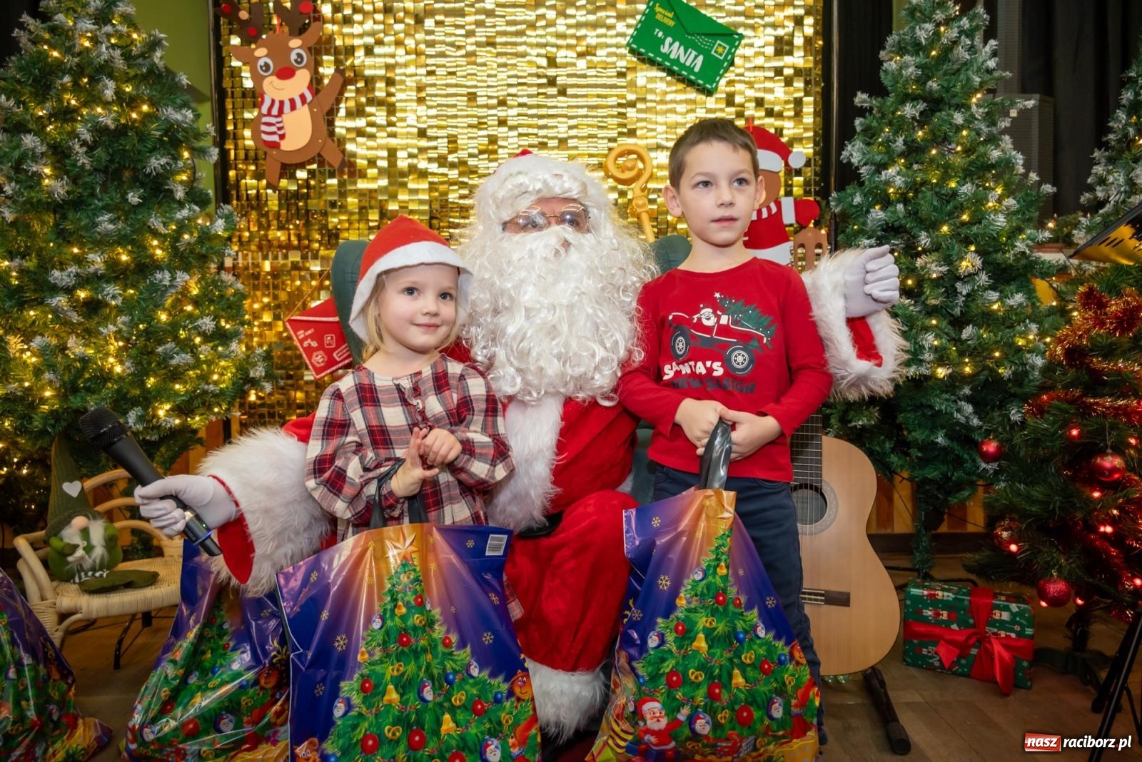Zdjęcie w galerii na portalu naszraciborz.pl: Nie saniami, a powozem zajechał Mikołaj do Borucina wiadomości z regionu