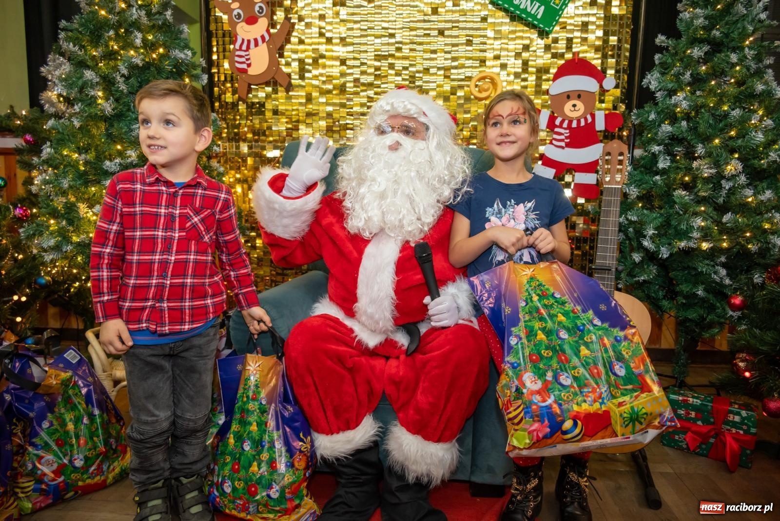 Zdjęcie w galerii na portalu naszraciborz.pl: Nie saniami, a powozem zajechał Mikołaj do Borucina wiadomości z regionu