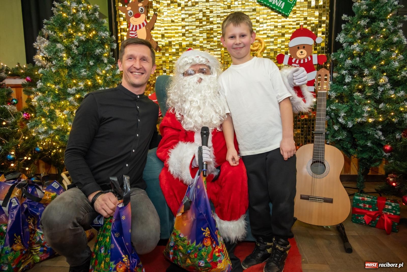 Zdjęcie w galerii na portalu naszraciborz.pl: Nie saniami, a powozem zajechał Mikołaj do Borucina wiadomości z regionu