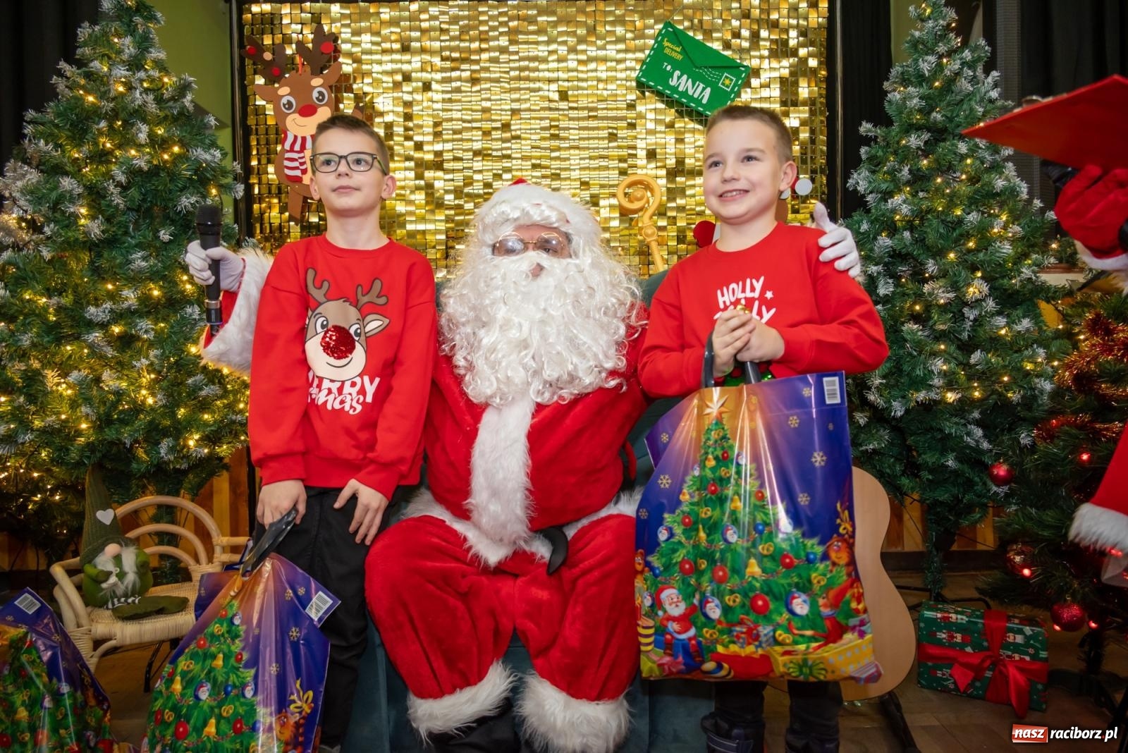 Zdjęcie w galerii na portalu naszraciborz.pl: Nie saniami, a powozem zajechał Mikołaj do Borucina wiadomości z regionu