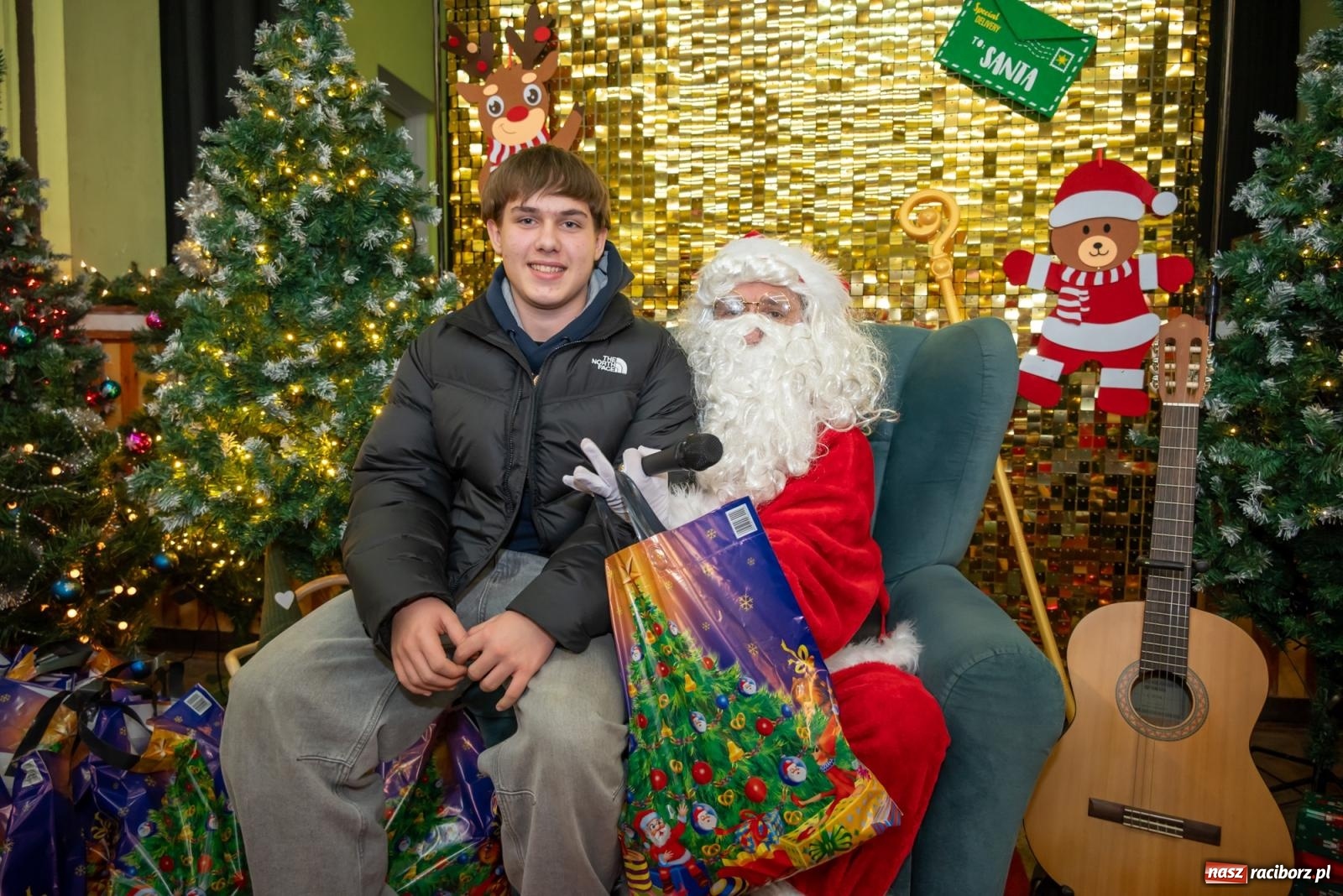 Zdjęcie w galerii na portalu naszraciborz.pl: Nie saniami, a powozem zajechał Mikołaj do Borucina wiadomości z regionu