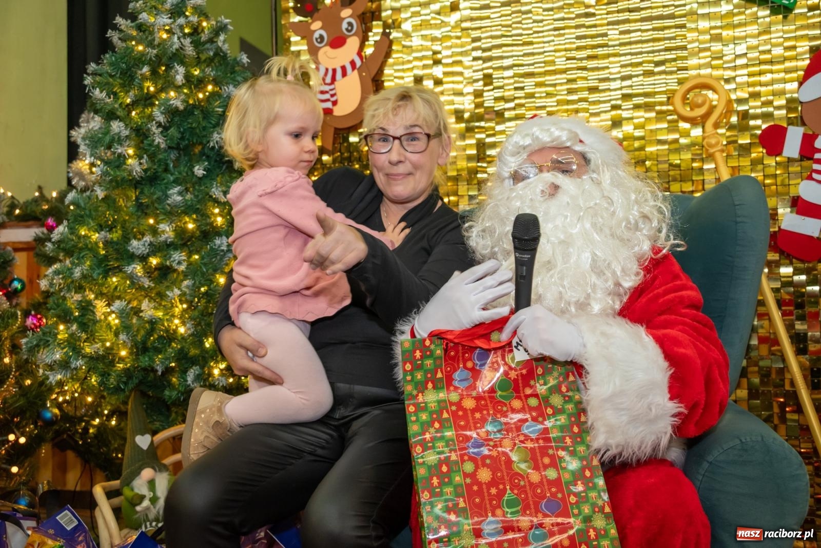 Zdjęcie w galerii na portalu naszraciborz.pl: Nie saniami, a powozem zajechał Mikołaj do Borucina wiadomości z regionu