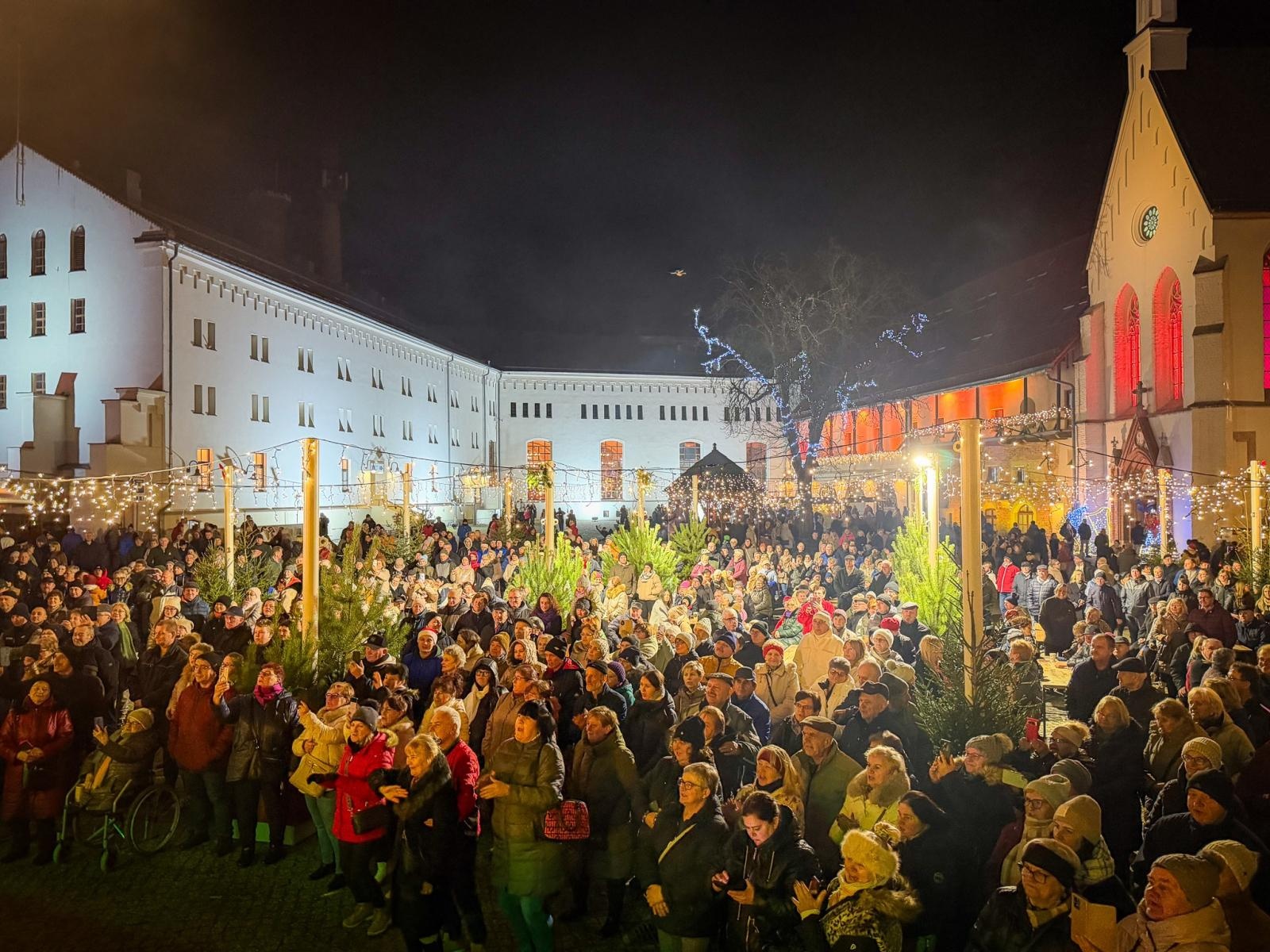 Zdjęcie w galerii na portalu naszraciborz.pl: Bajkowy Zamek 2025. TOBY przyciągnął tłumy mieszkańców powiatu wiadomości z regionu