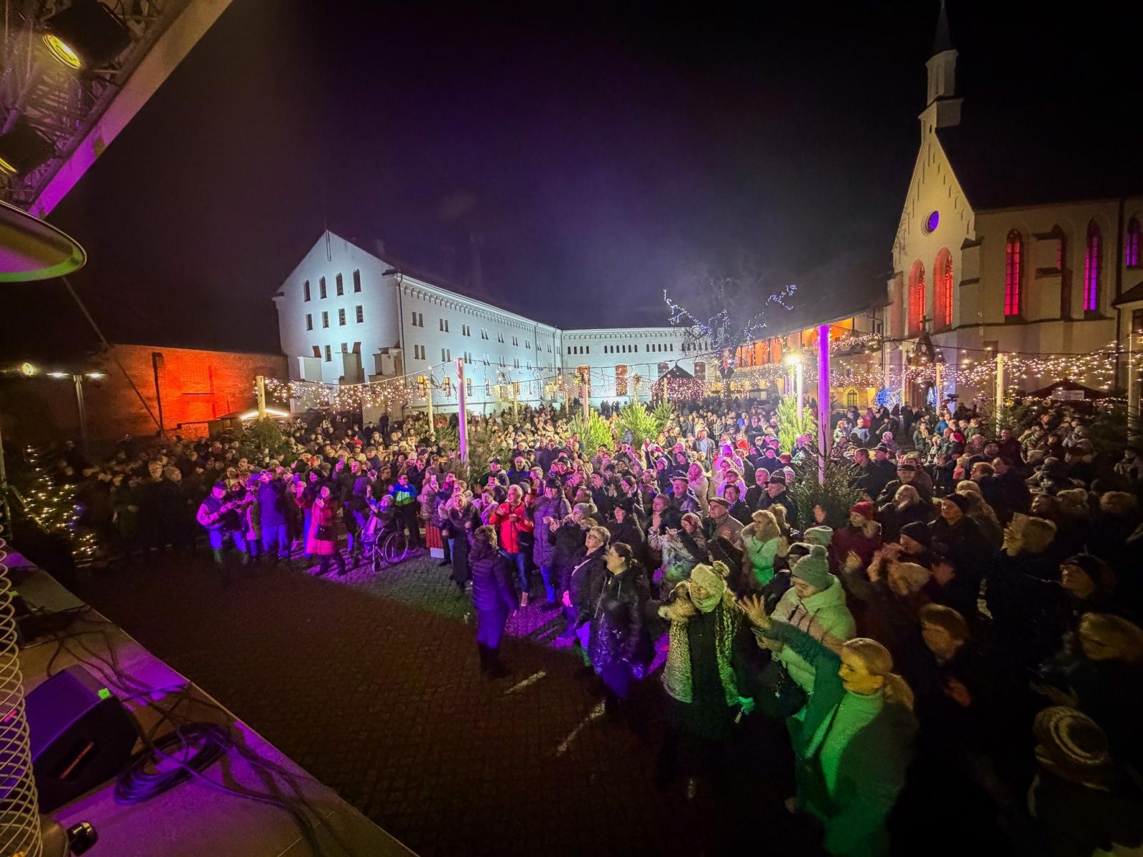 Zdjęcie w galerii na portalu naszraciborz.pl: Bajkowy Zamek 2025. TOBY przyciągnął tłumy mieszkańców powiatu wiadomości z regionu