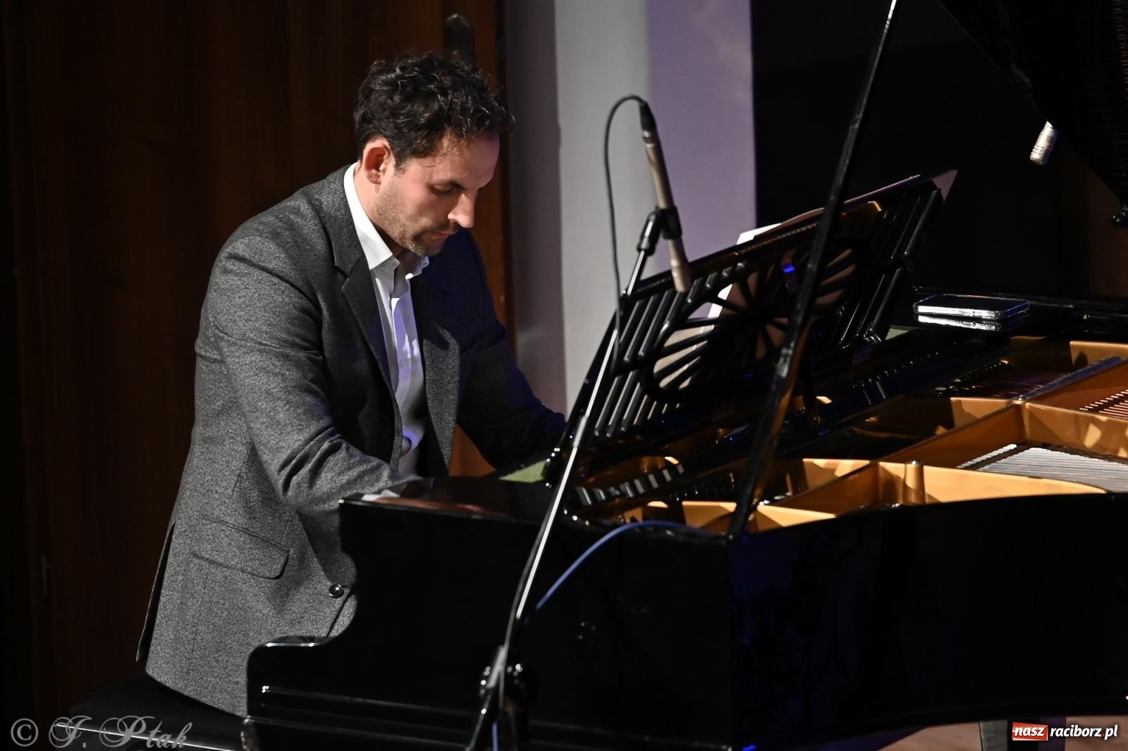 Zdjęcie w galerii na portalu naszraciborz.pl: Franciszek Borysowicz – benefis i muzyczna podróż przez dekady wiadomości z regionu