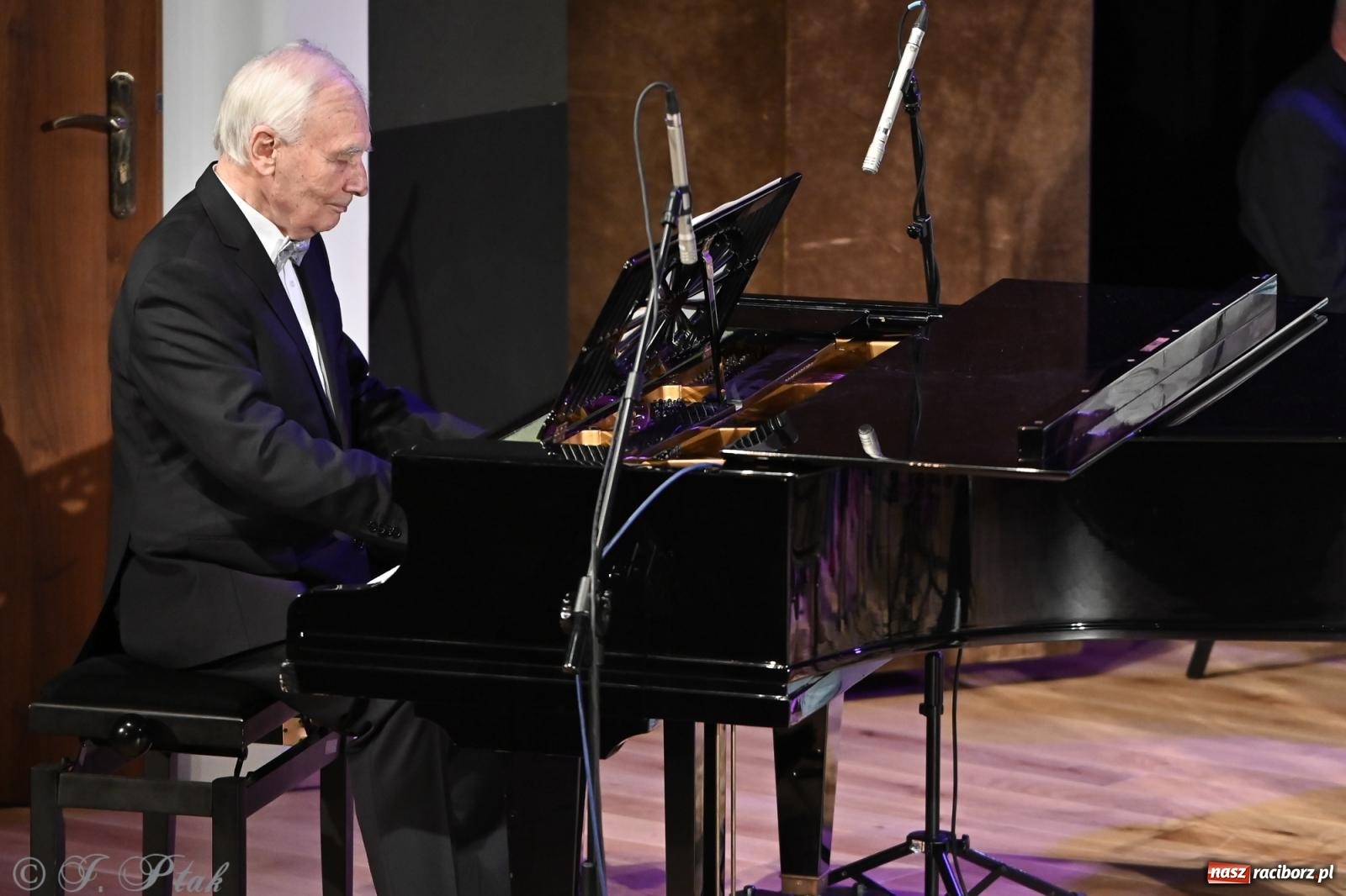 Zdjęcie w galerii na portalu naszraciborz.pl: Franciszek Borysowicz – benefis i muzyczna podróż przez dekady wiadomości z regionu