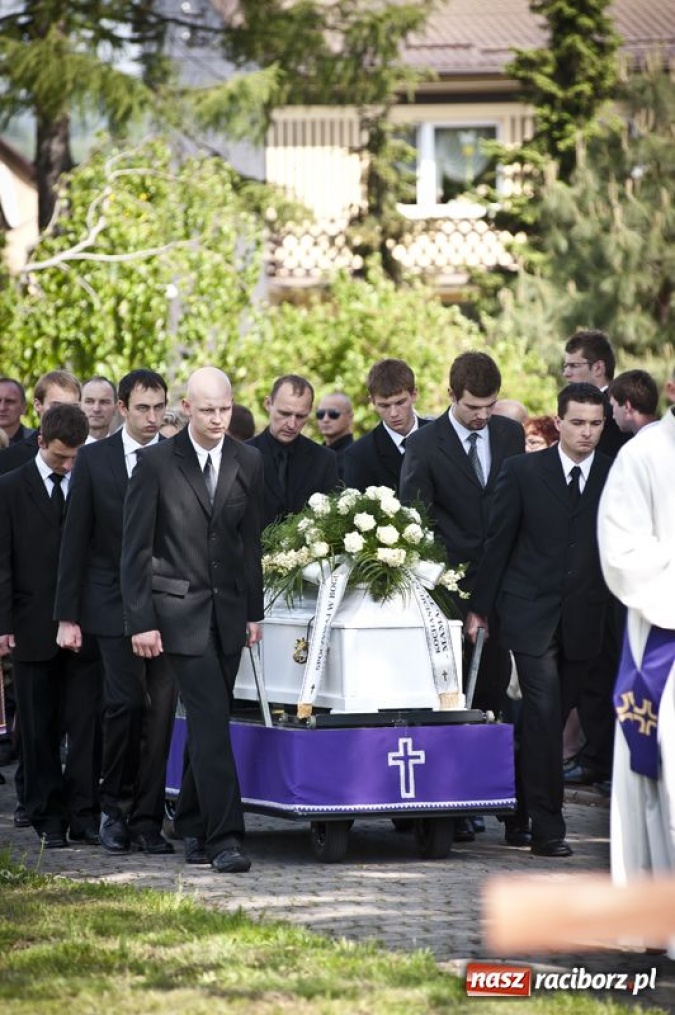 Zdjęcie w galerii na portalu naszraciborz.pl: Tworków i Ostróg pożegnał Kamila wiadomości z regionu