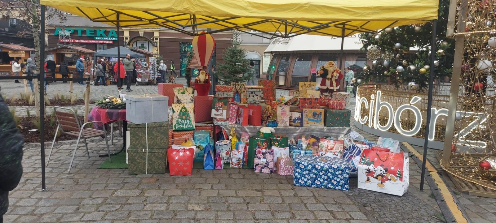 Zdjęcie w galerii na portalu naszraciborz.pl: Wolontariusze Polska 2050 po raz dziewiąty przeprowadzili akcję Podaj Prezent wiadomości z regionu