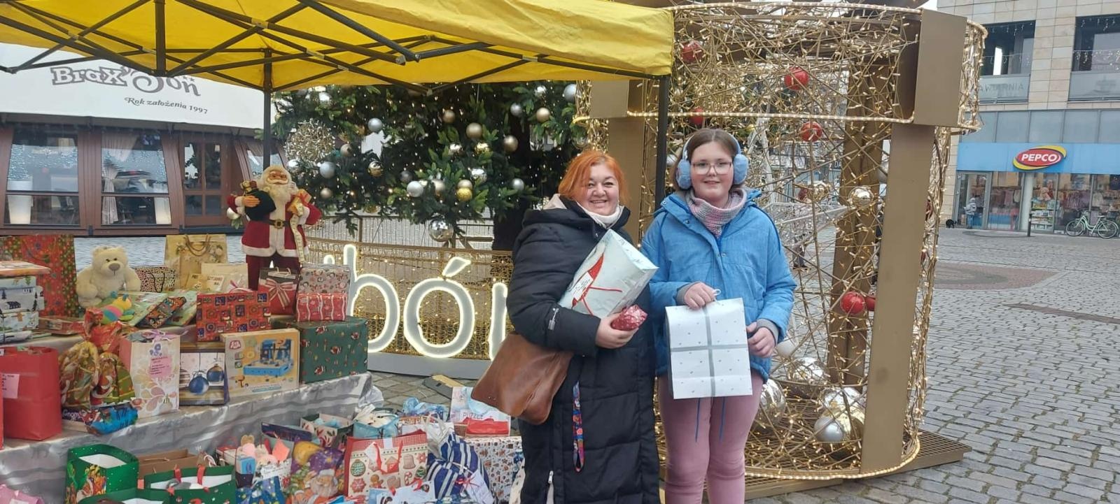 Zdjęcie w galerii na portalu naszraciborz.pl: Wolontariusze Polska 2050 po raz dziewiąty przeprowadzili akcję Podaj Prezent wiadomości z regionu