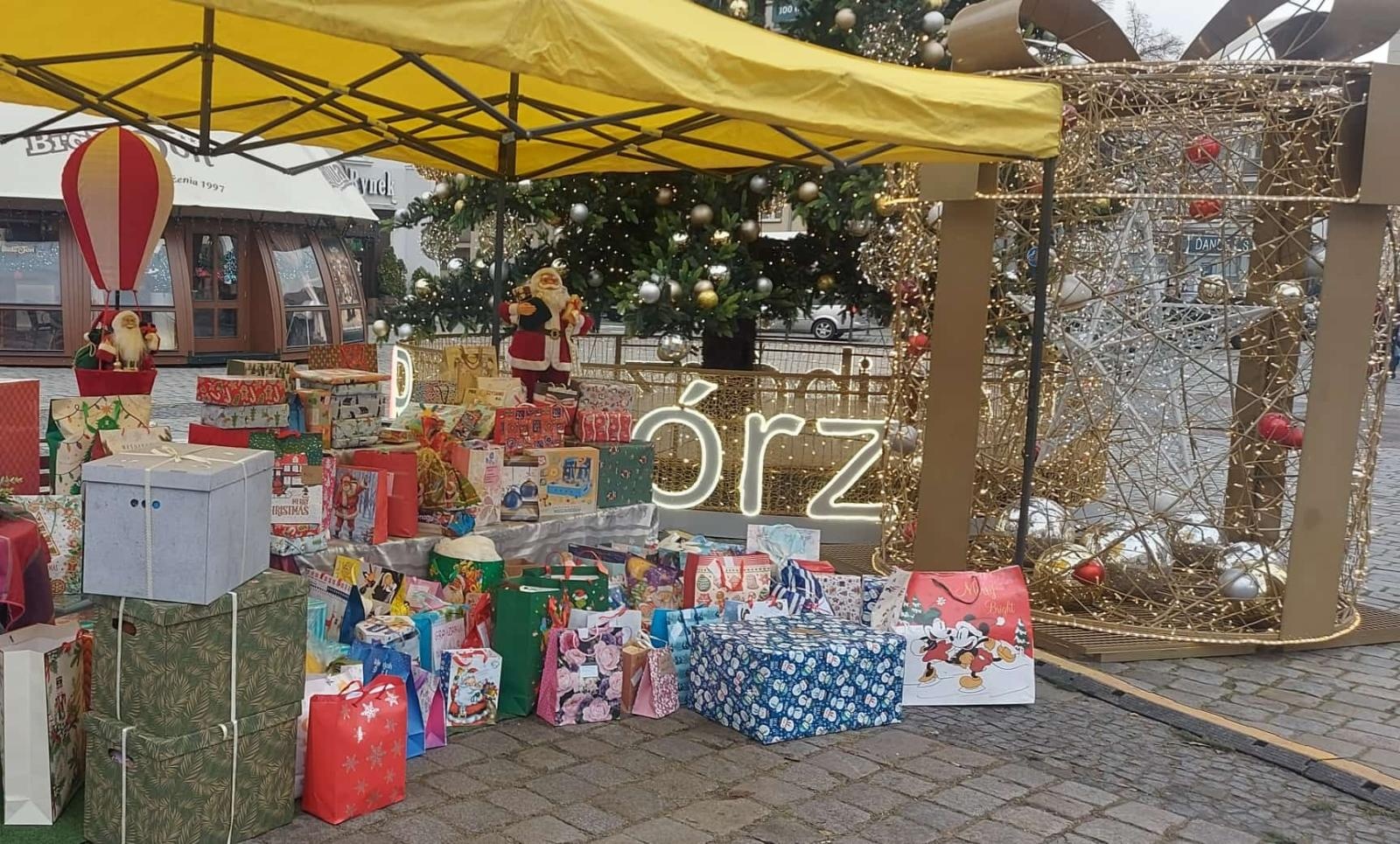 Zdjęcie w galerii na portalu naszraciborz.pl: Wolontariusze Polska 2050 po raz dziewiąty przeprowadzili akcję Podaj Prezent wiadomości z regionu