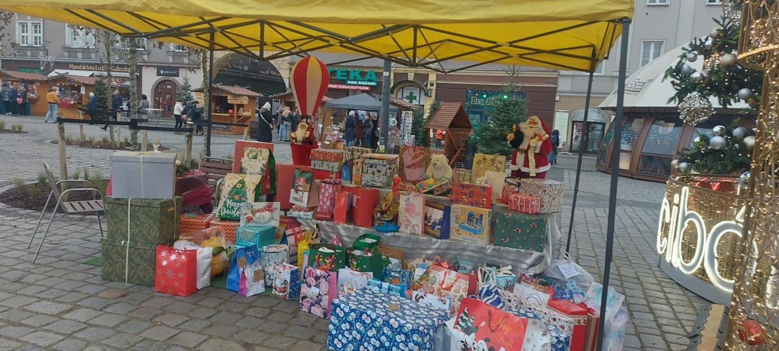 Zdjęcie w galerii na portalu naszraciborz.pl: Wolontariusze Polska 2050 po raz dziewiąty przeprowadzili akcję Podaj Prezent wiadomości z regionu