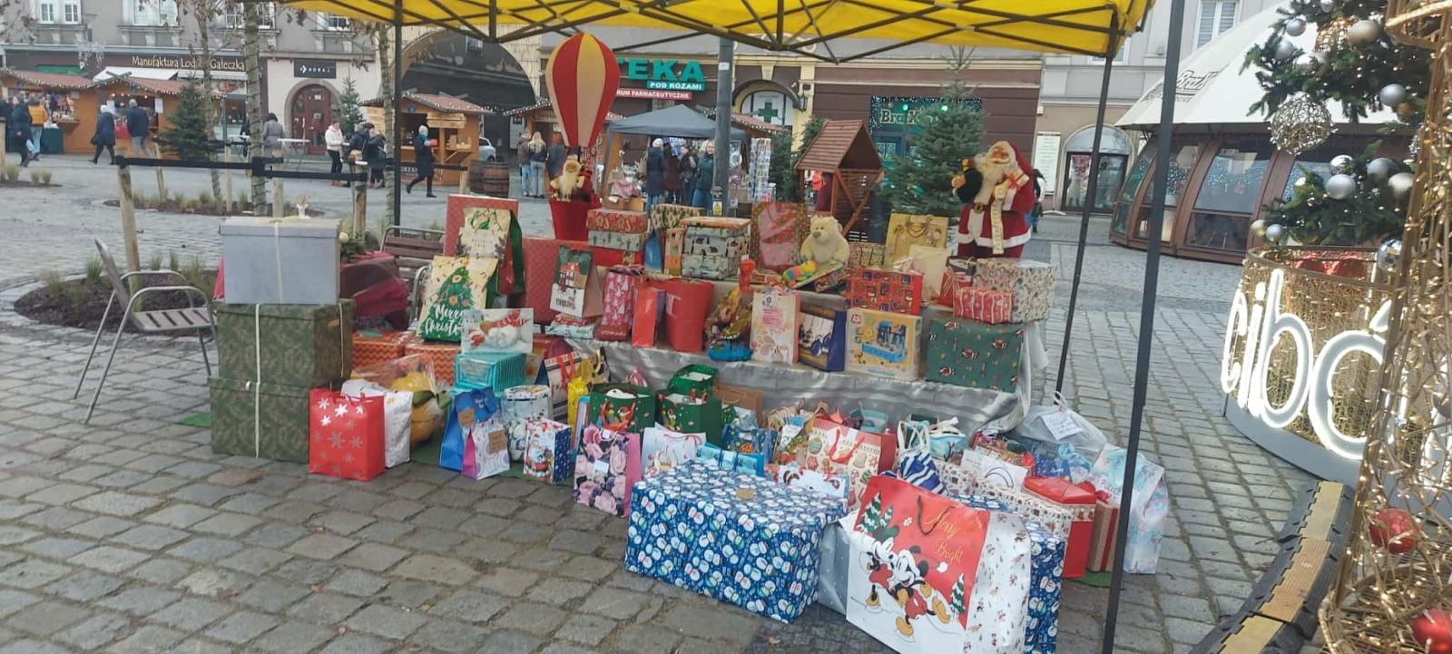 Zdjęcie w galerii na portalu naszraciborz.pl: Wolontariusze Polska 2050 po raz dziewiąty przeprowadzili akcję Podaj Prezent wiadomości z regionu