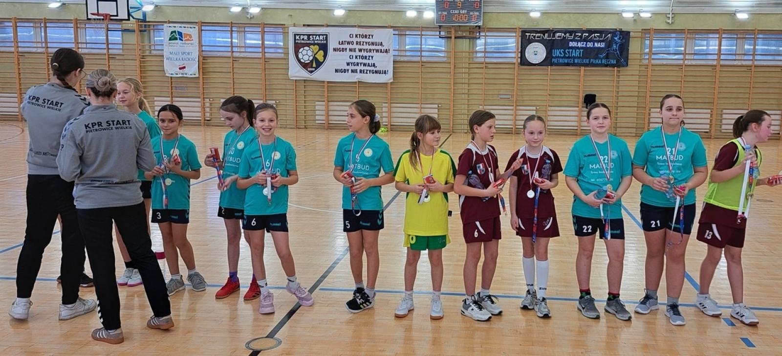 Zdjęcie w galerii na portalu naszraciborz.pl: Powiatowy Mikołajkowy Turniej Mini Piłki Ręcznej Dziewcząt w Pietrowicach Wielkich wiadomości z regionu