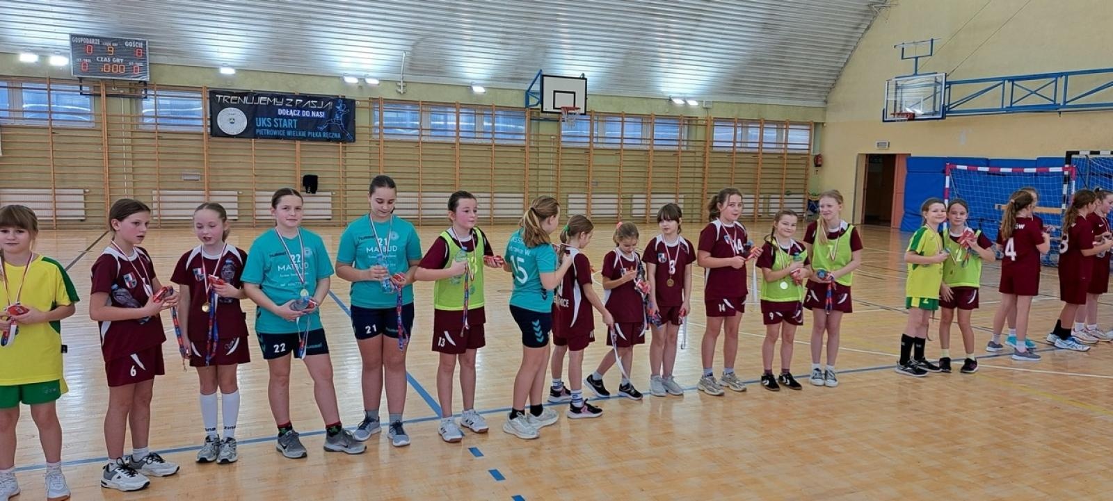 Zdjęcie w galerii na portalu naszraciborz.pl: Powiatowy Mikołajkowy Turniej Mini Piłki Ręcznej Dziewcząt w Pietrowicach Wielkich wiadomości z regionu