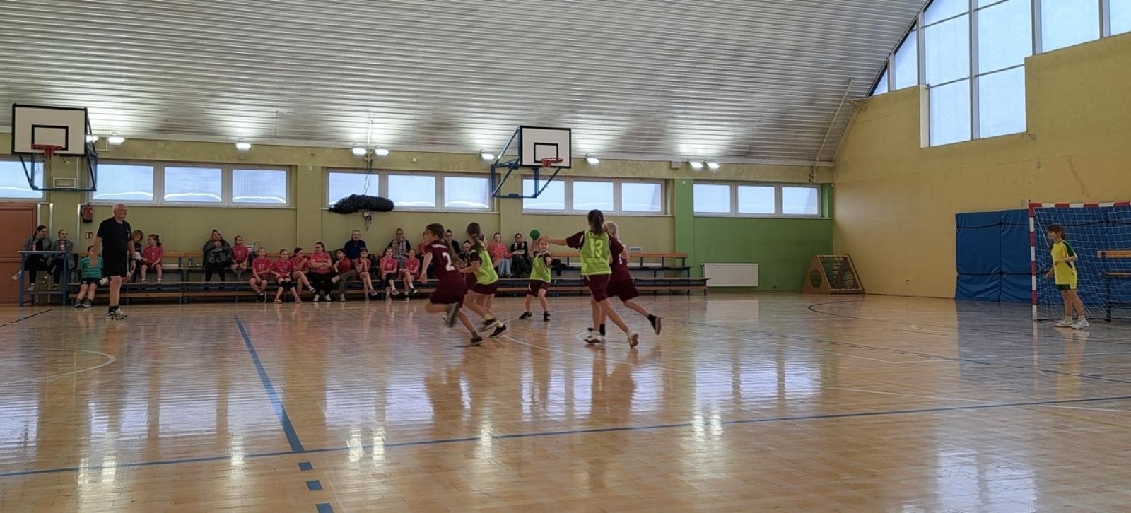 Zdjęcie w galerii na portalu naszraciborz.pl: Powiatowy Mikołajkowy Turniej Mini Piłki Ręcznej Dziewcząt w Pietrowicach Wielkich wiadomości z regionu