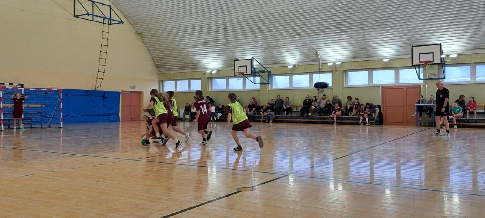 Zdjęcie w galerii na portalu naszraciborz.pl: Powiatowy Mikołajkowy Turniej Mini Piłki Ręcznej Dziewcząt w Pietrowicach Wielkich wiadomości z regionu