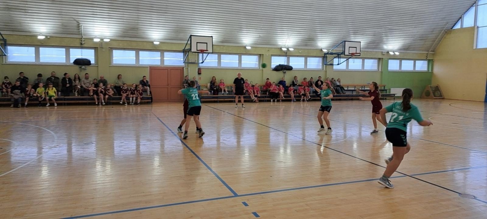 Zdjęcie w galerii na portalu naszraciborz.pl: Powiatowy Mikołajkowy Turniej Mini Piłki Ręcznej Dziewcząt w Pietrowicach Wielkich wiadomości z regionu