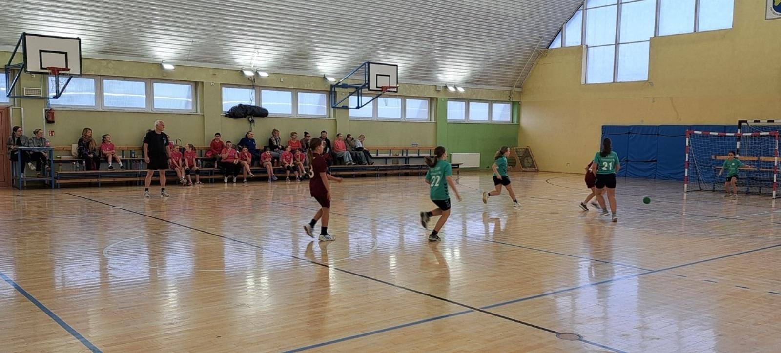 Zdjęcie w galerii na portalu naszraciborz.pl: Powiatowy Mikołajkowy Turniej Mini Piłki Ręcznej Dziewcząt w Pietrowicach Wielkich wiadomości z regionu