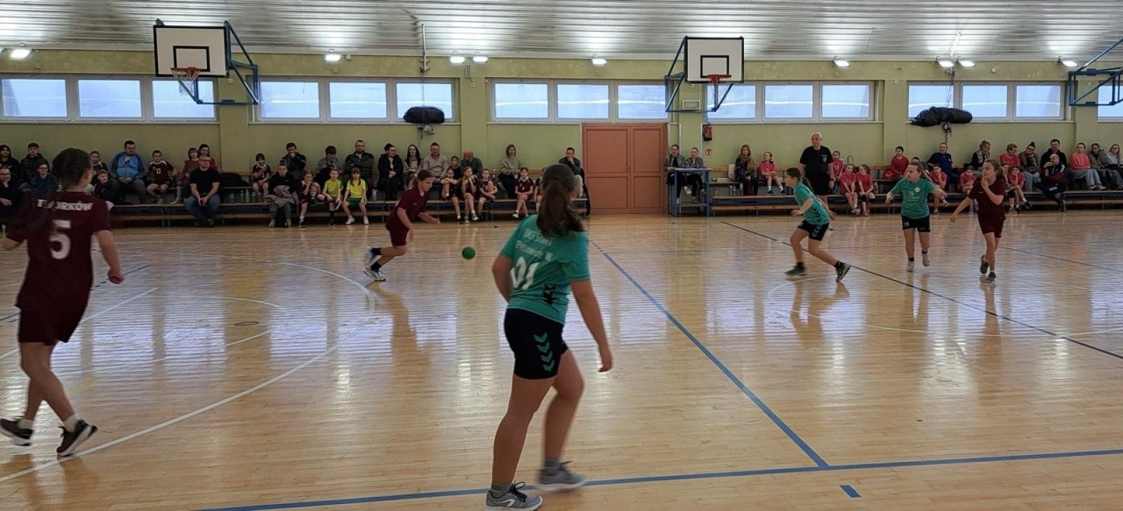 Zdjęcie w galerii na portalu naszraciborz.pl: Powiatowy Mikołajkowy Turniej Mini Piłki Ręcznej Dziewcząt w Pietrowicach Wielkich wiadomości z regionu