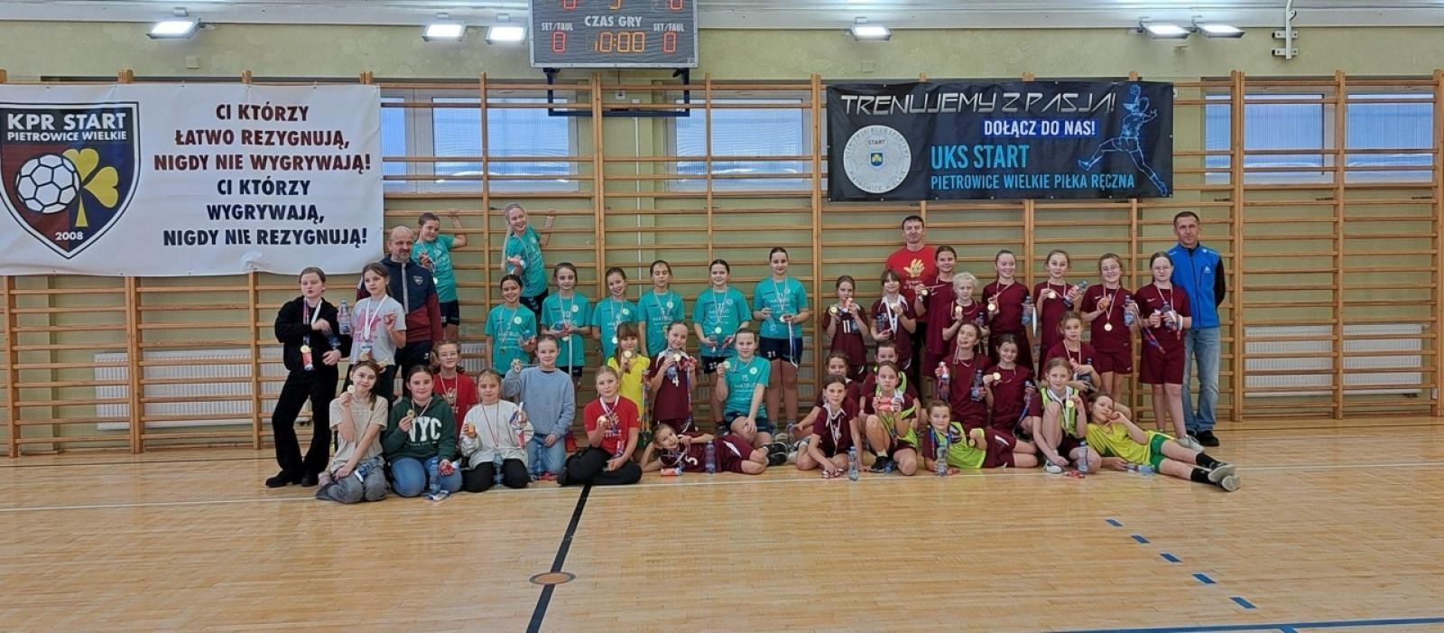 Zdjęcie w galerii na portalu naszraciborz.pl: Powiatowy Mikołajkowy Turniej Mini Piłki Ręcznej Dziewcząt w Pietrowicach Wielkich wiadomości z regionu