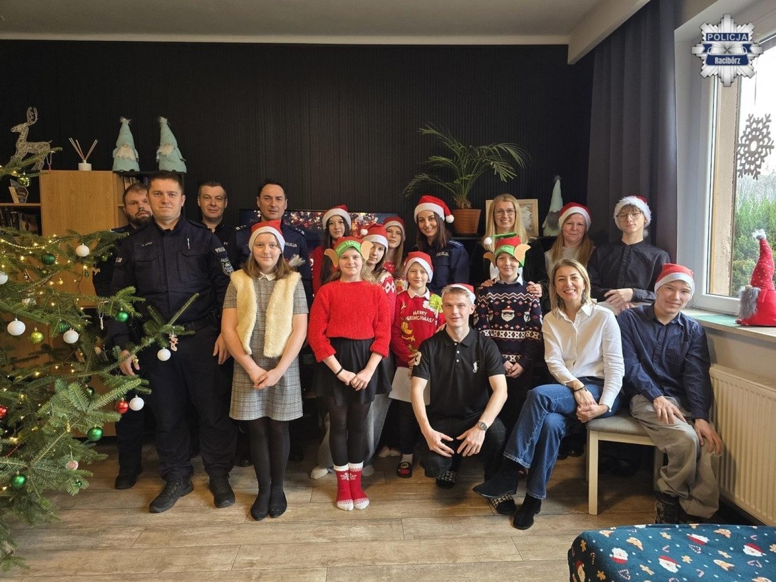 Zdjęcie w galerii na portalu naszraciborz.pl: Raciborscy policjanci odwiedzili dzieci w placówkach opiekuńczo-wychowawczych wiadomości z regionu