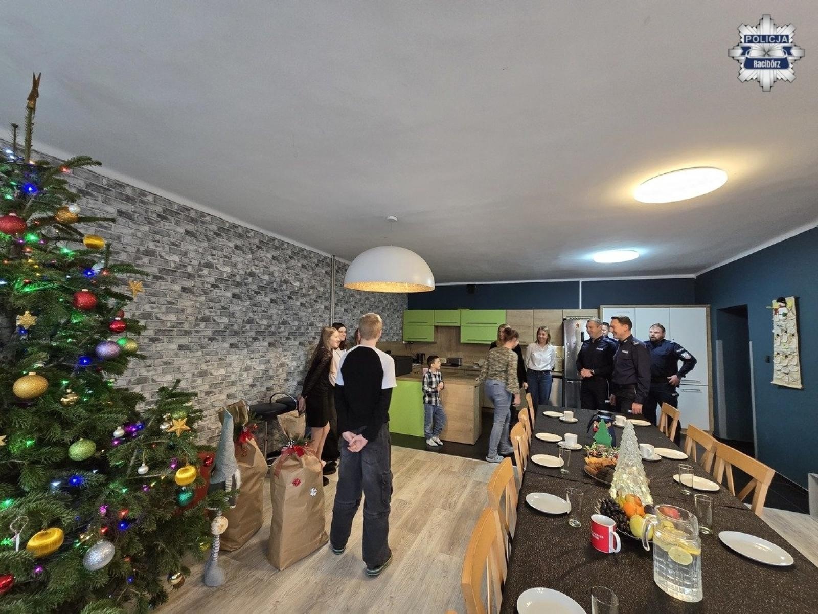 Zdjęcie w galerii na portalu naszraciborz.pl: Raciborscy policjanci odwiedzili dzieci w placówkach opiekuńczo-wychowawczych wiadomości z regionu