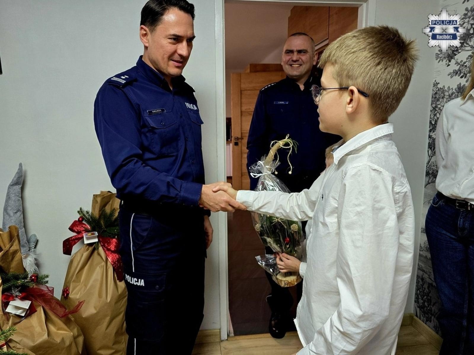 Zdjęcie w galerii na portalu naszraciborz.pl: Raciborscy policjanci odwiedzili dzieci w placówkach opiekuńczo-wychowawczych wiadomości z regionu