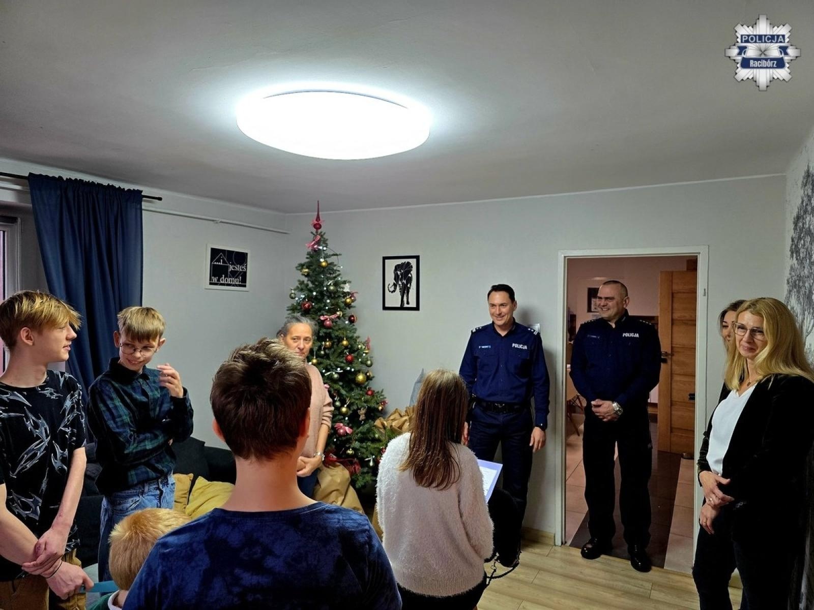 Zdjęcie w galerii na portalu naszraciborz.pl: Raciborscy policjanci odwiedzili dzieci w placówkach opiekuńczo-wychowawczych wiadomości z regionu