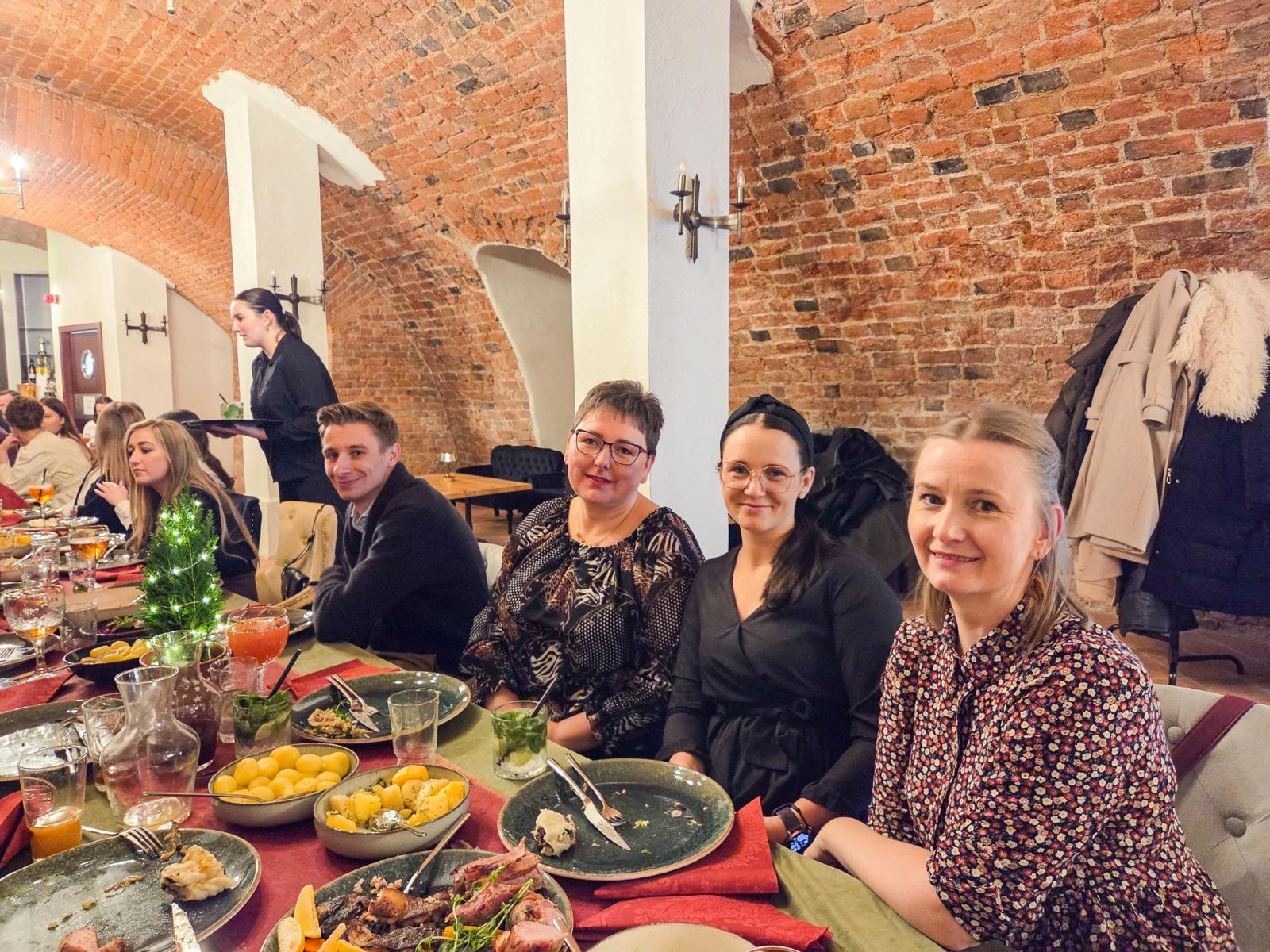 Zdjęcie w galerii na portalu naszraciborz.pl: Wigilia Zespołu DenticaCenter na Zamku Piastowskim wiadomości z regionu